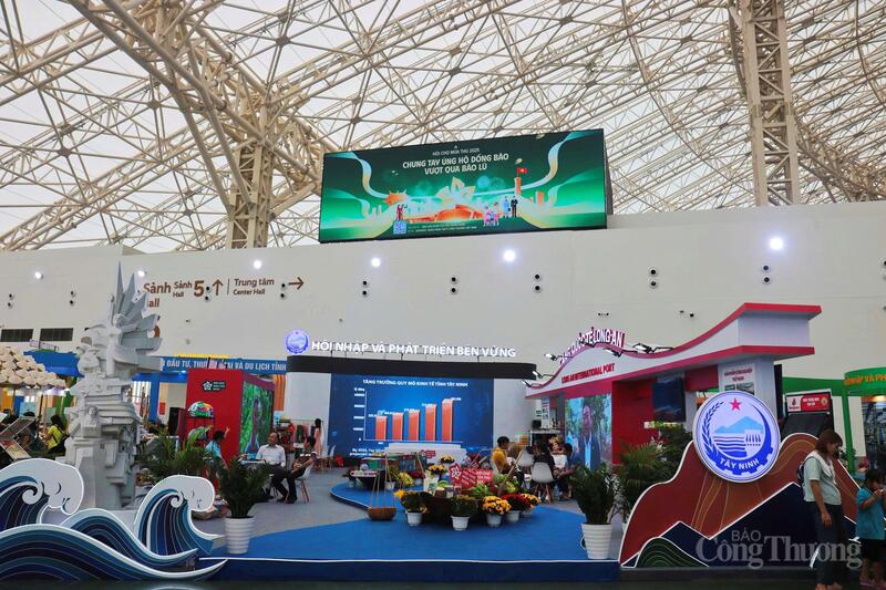 Không gian triển lãm của Tây Ninh được thiết kế với chủ đề “Tây Ninh - Hội nhập và phát triển bền vững” tại Hội chợ Mùa Thu 2025. Ảnh: CTV