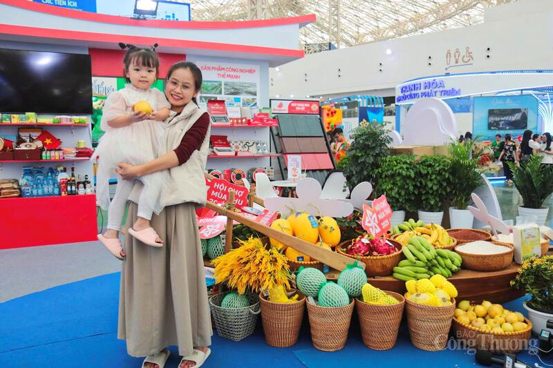 Du khách check-in trong không gian triển lãm của tỉnh Tây Ninh. Ảnh: CTV