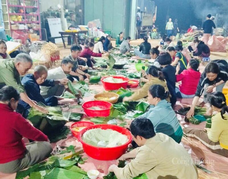 Người dân thôn Hàm Rồng (xã Ia Băng) quây quần gói bánh gửi đồng bào miền Trung. Ảnh: Hoàng Phát