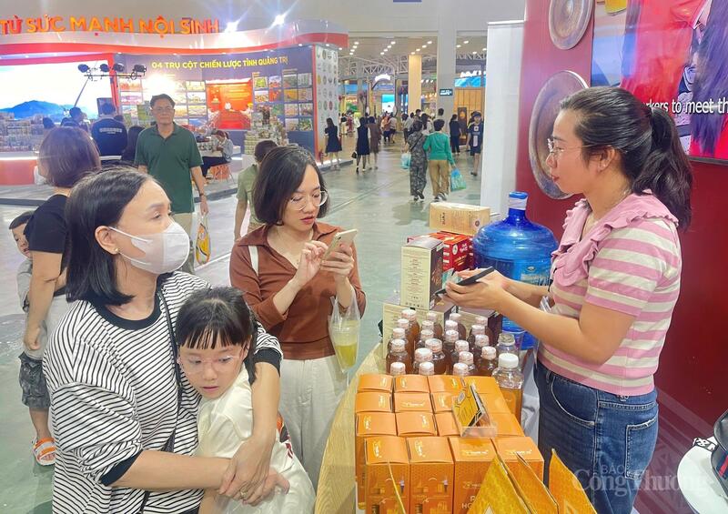 Không chỉ quảng bá thương hiệu địa phương, đây còn là dịp để doanh nghiệp kết nối thị trường, mở rộng kênh tiêu thụ. Ảnh: Bích Thu