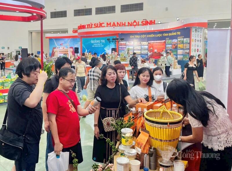 Các sản phẩm của tỉnh Gia Lai được người dân, du khách đón nhận. Ảnh: Bích Thu