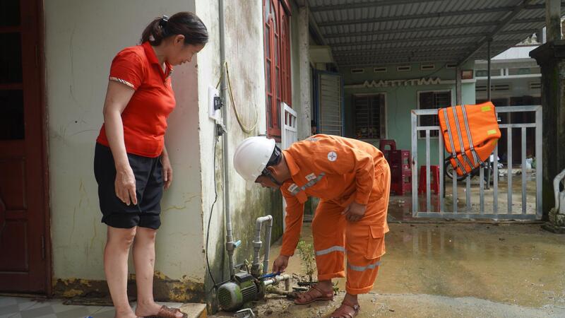 Kiểm tra an toàn điện tại nhà các hộ dân bị ngập sâu. Ảnh: PC Đà Nẵng