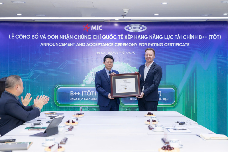 Ông Trần Minh Đạt -Chủ tịch HĐQT MIC nhận chứng nhận AM Best.