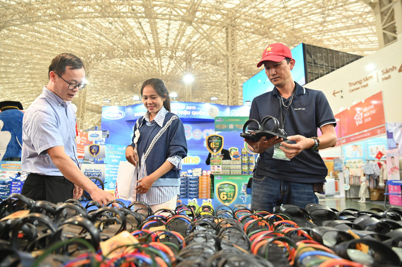 Không khí vui tươi tại gian hàng “Vua dép lốp” Phạm Quang Xuân. Nghệ nhân chia sẻ về hành trình gìn giữ nghề truyền thống và niềm tự hào khi mỗi đôi dép đều được làm thủ công theo đúng kiểu dáng mà Bác Hồ từng sử dụng.