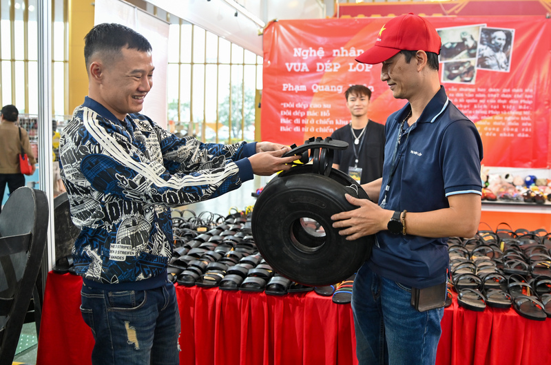 Dép cao su 'huyền thoại' từ lốp máy bay ATR 72 gây sốt Hội chợ Mùa Thu - 3
