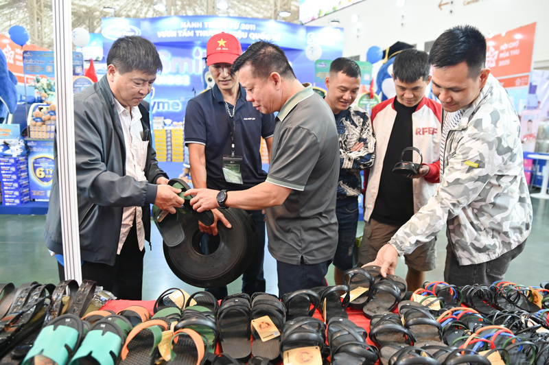 Dép cao su gây ấn tượng mạnh với người tiêu dùng, khách tham quan Hội chợ Mùa Thu bởi những ý nghĩa văn hóa biểu trưng.