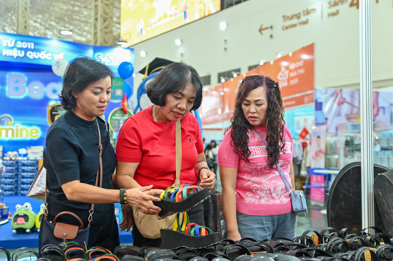 Nhiều khách tham quan, đặc biệt là phụ nữ trung niên, thích thú lựa chọn dép cao su nhiều màu sắc, không chỉ vì sự bền chắc mà còn bởi giá trị biểu tượng của sản phẩm gắn với một giai đoạn lịch sử đáng tự hào.