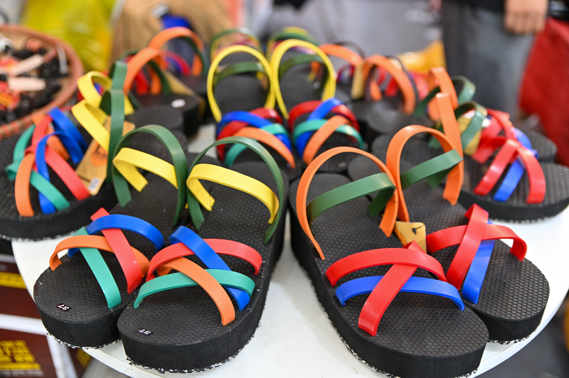 Những đôi dép cao su đầy màu sắc được thiết kế sáng tạo, lấy cảm hứng từ mẫu dép lốp truyền thống nhưng mang hơi thở hiện đại. Đây là hướng đi mới của Tập đoàn Depcaosu.com nhằm đưa sản phẩm truyền thống đến gần hơn với giới trẻ.