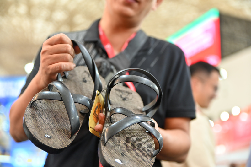 Đôi dép lốp nguyên bản được nghệ nhân giới thiệu tại hội chợ. Từ nguyên liệu lốp xe cũ, những đôi dép được cắt gọt, đục, mài tỉ mỉ bằng tay - minh chứng sống động cho tinh thần tự lực, sáng tạo của người thợ Việt.