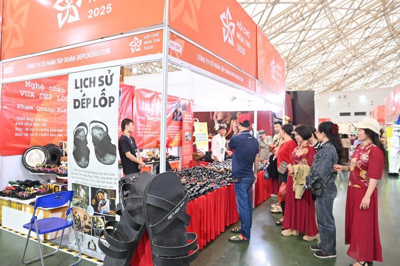 Gian hàng của Công ty Cổ phần Tập đoàn Depcaosu.com thu hút đông đảo du khách trong nước và quốc tế. Mỗi người đến đây không chỉ để mua hàng mà còn để cảm nhận một phần ký ức của dân tộc, được tái hiện qua những đôi dép giản dị.