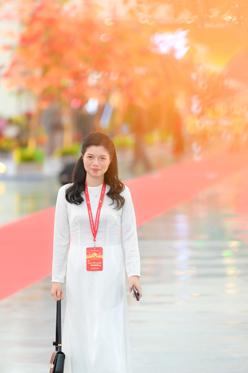 Sắc vàng rực rỡ tại Con đường Mùa Thu, trái tim của phân khu Tinh hoa Thu Hà Nội, đang tạo nên "cơn sốt" check-in chưa từng có.