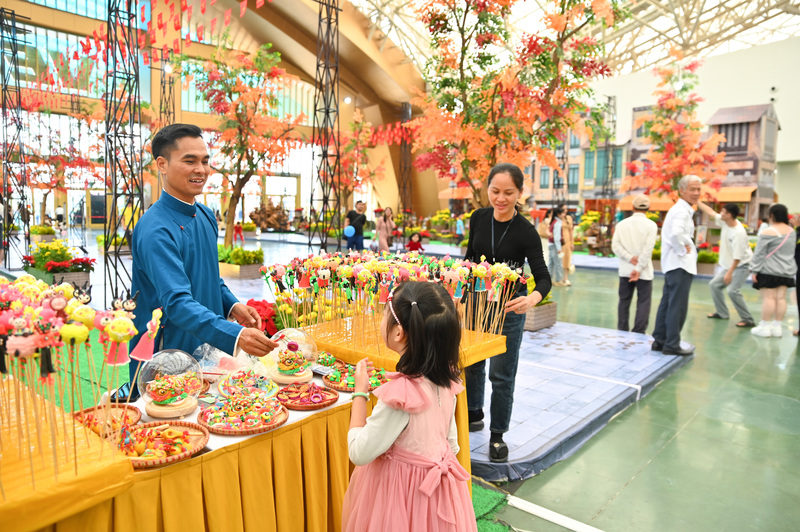 "Tôi đã đi nhiều hội chợ, nhưng không gian Con đường Mùa Thu thực sự khác biệt. Ban Tổ chức đã khéo léo tạo ra một bối cảnh đẹp như tranh, lãng mạn và đậm chất Hà Nội xưa. Điều quan trọng nhất là đã đưa những người làm nghề truyền thống như chúng tôi về đúng vị trí xứng đáng của mình"- Nghệ nhân Đặng Thường tò he chia sẻ.