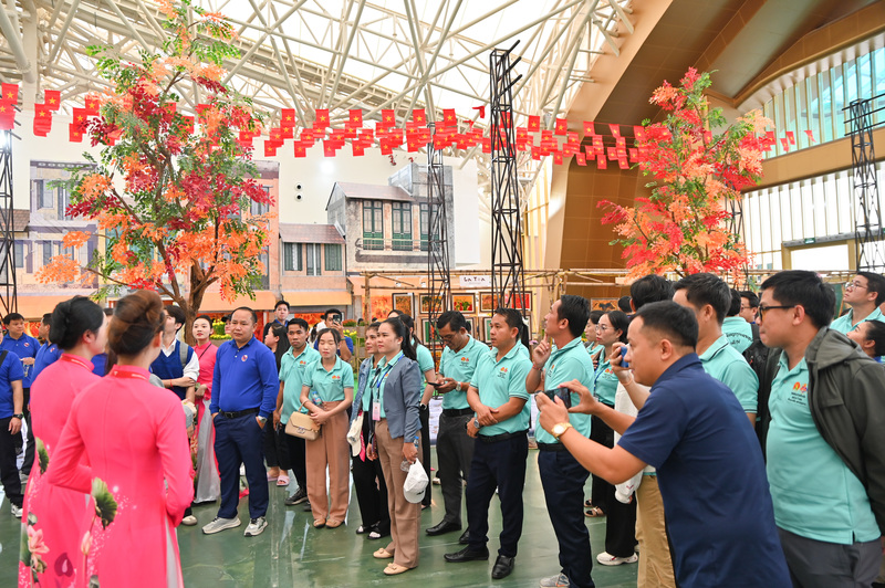 Những ngày vừa qua, Con đường Mùa Thu đã đón hàng ngàn lượt khách tới check -in. Trong đó có những đoàn quốc tế đến Lào, Trung Quốc, UAE...
