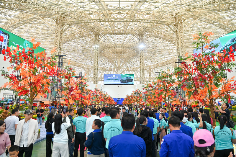 Ngay từ sảnh chính Hội chợ Mùa Thu lần thứ nhất - 2025, du khách đã bị cuốn hút vào một không gian lãng mạn, đậm chất thơ với "Con đường Mùa Thu" rực rỡ sắc màu.