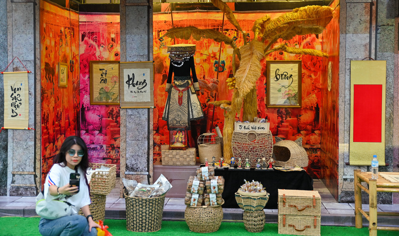 Các sản phẩm đặc trưng được bày bán như những sạp hàng cũ ngày xưa.