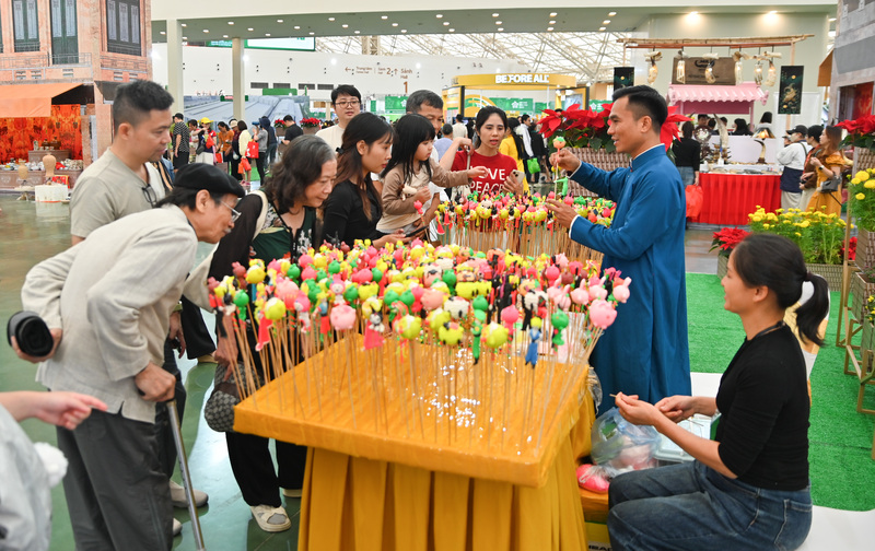 Những cửa hàng tò he luôn thu hút rất đông du khách.