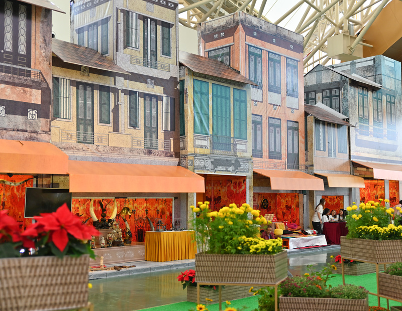 Dọc theo con đường, du khách dễ dàng bắt gặp những mô hình mái nhà cổ thấp thoáng, tường gạch rêu phong và những chi tiết trang trí gợi nhớ về khu phố "36 phố phường" xưa. Lối đi được lát gạch mô phỏng gạch cũ, tạo cảm giác như đang dạo bước trên những con phố Hàng Mã, Hàng Gai giữa lòng Thủ đô.