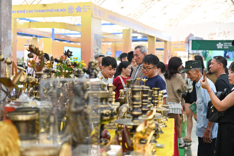 Nhiều du khách đã dừng chân rất lâu tại đây để chiêm ngưỡng các sản phẩm và tìm hiểu về nghệ thuật đúc đồng. Các nghệ nhân đã mang đến những mẫu vật trưng bày không chỉ đẹp mắt mà còn chứa đựng giá trị lịch sử và văn hóa sâu sắc, minh chứng cho sự bền bỉ của một làng nghề truyền thống.