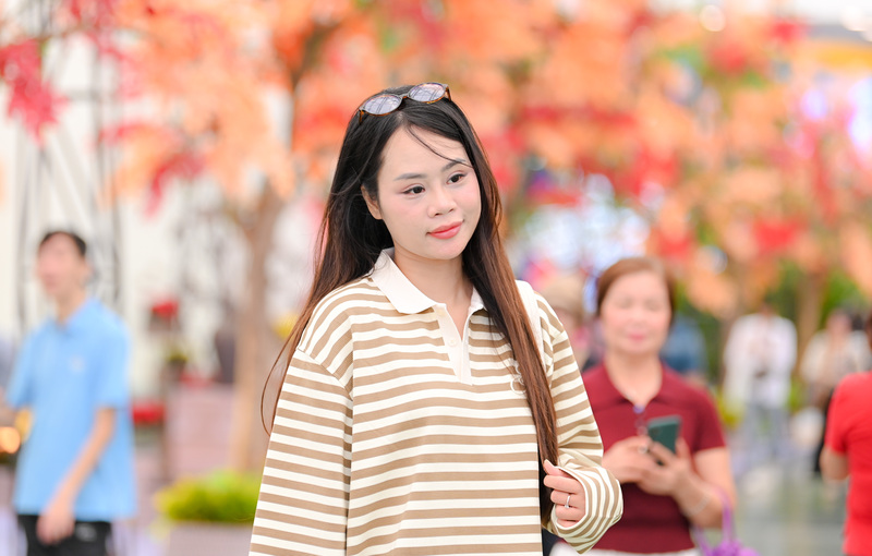 “Thật sự, tôi rất ngạc nhiên! Ngay từ lúc bước chân vào sảnh, tôi đã thấy một con đường ngập tràn sắc vàng rực rỡ, điểm xuyết lá đỏ. Cảm giác như được trở về một Hà Nội cổ kính, lãng mạn mà trước đây tôi chỉ thấy qua phim ảnh" - bạn Ngọc Linh chia sẻ.