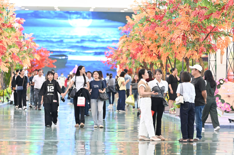 Nền nhạc du dương, nhẹ nhàng càng làm tăng thêm không khí lãng mạn, trầm mặc, đưa du khách lạc vào một Hà Nội xưa cũ.