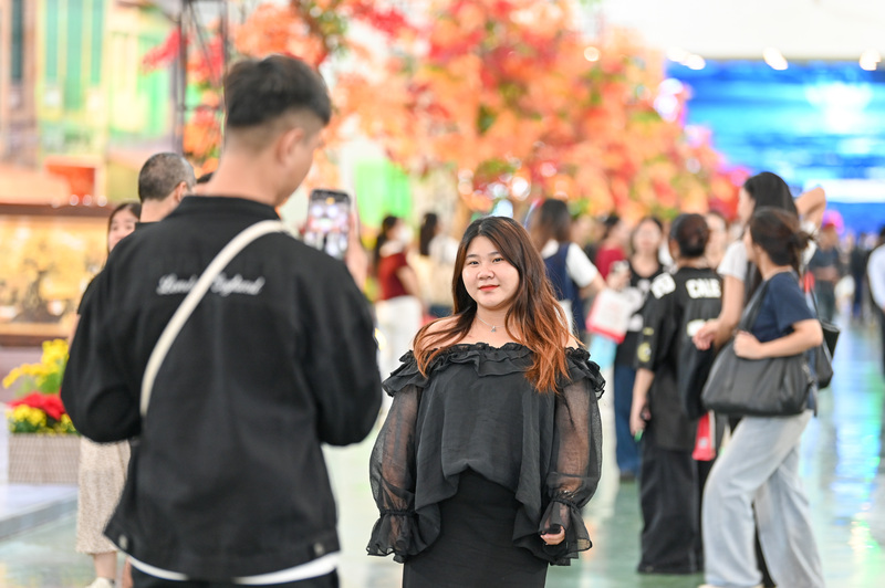 Biển người đổ về Con đường Mùa Thu - 6