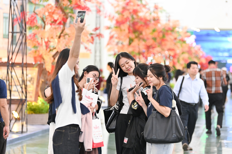 Các bạn trẻ cũng tới đây để ghi lại những khoảnh khắc đẹp.