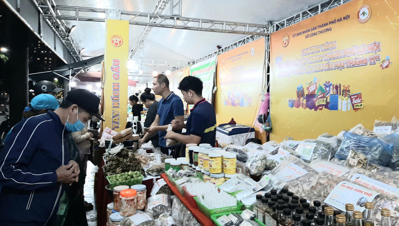 Người tiêu dùng mua sắm tại sự kiện “Ngày hội khuyến mại tháng 11”. Ảnh: N.H