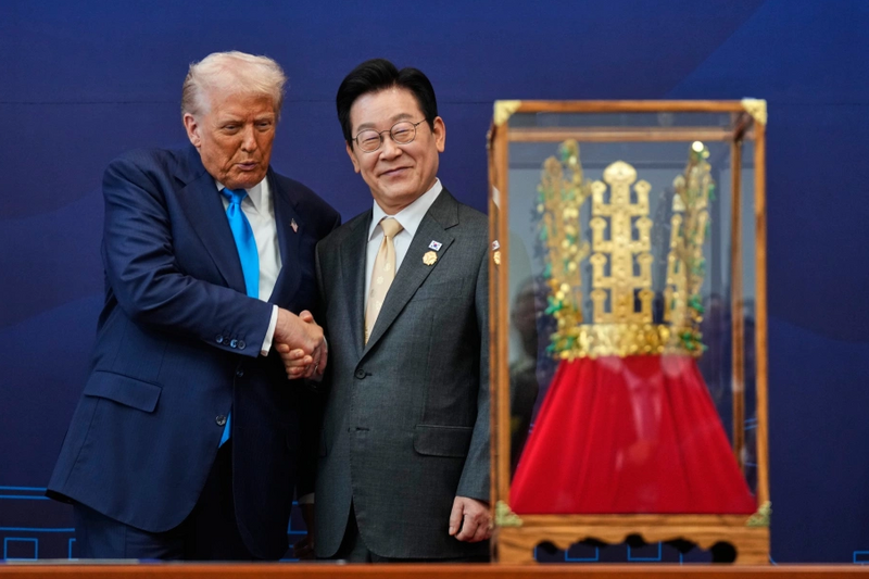 Tổng thống Hàn Quốc Lee Jae-myung (phải) tặng Tổng thống Mỹ Donald Trump bản sao vương miện vàng tại thành phố Gyeongju ngày 29/10.