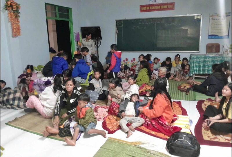 Người dân xã Trà Tập, trong đó phần nhiều là người già, trẻ nhỏ sơ tán tại điểm trường Lăng Lương. Ảnh: Nguyễn Bình Nam