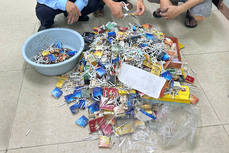 QLTT TP. Đà Nẵng tiêu hủy 550 bao thuốc lá điếu nhập lậu. Ảnh: Bình An.