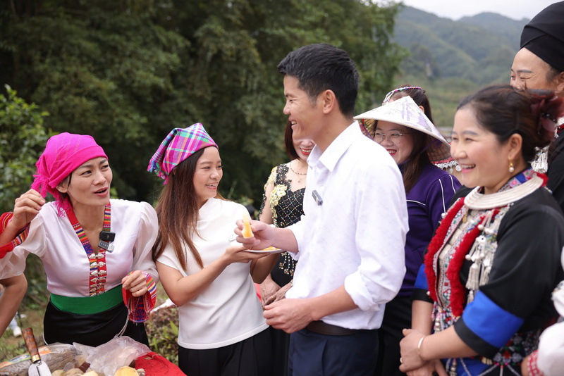 Chị Trần Thị Tân - Giám đốc Trách nhiệm Xã hội, TikTok Shop cùng ông Lê Bá Sơn - Chủ tịch UBND xã Sìn Hồ và “Cô Ba Hồng” trực tiếp livetream trên nền tảng TikTok Shop