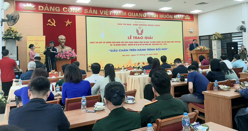 Trao giải cuộc thi viết về các điển hình tiên tiến trong phong trào thi đua “Cả nước chung sức xây dựng nông thôn mới” và “Vì người nghèo - Không để ai bị bỏ lại phía sau” giai đoạn 2021 - 2025. Ảnh: Nguyễn Hạnh