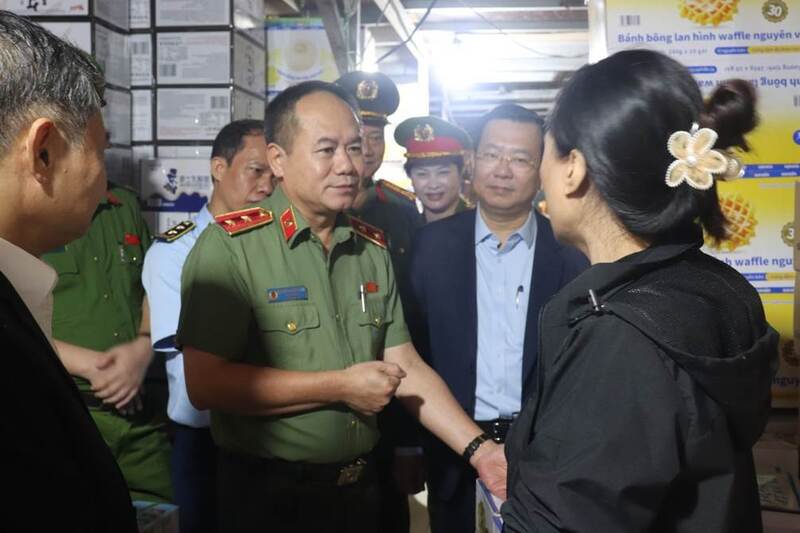 Trung tướng Nguyễn Thanh Tùng, Giám đốc Công an TP. Hà Nội cùng đại diện các sở, ban ngành thành phố kiểm tra, đánh giá tình hình thực tế hoạt động sản xuất, kinh doanh tại một số hộ kinh doanh khu vực làng nghề La Phù. Ảnh: Thu Dung