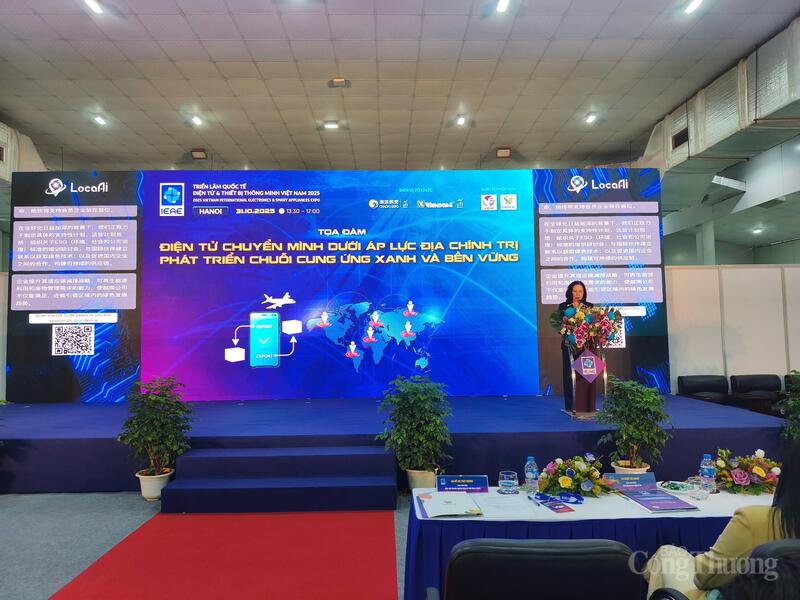 Toạ đàm “Điện tử chuyển mình dưới áp lực địa chính trị: Phát triển chuỗi cung ứng xanh và bền vững”, được tổ chức trong khuôn khổ Triển lãm Thiết bị điện tử thông minh IEAE 2025 đang diễn ra tại Hà Nội. Ảnh: NH