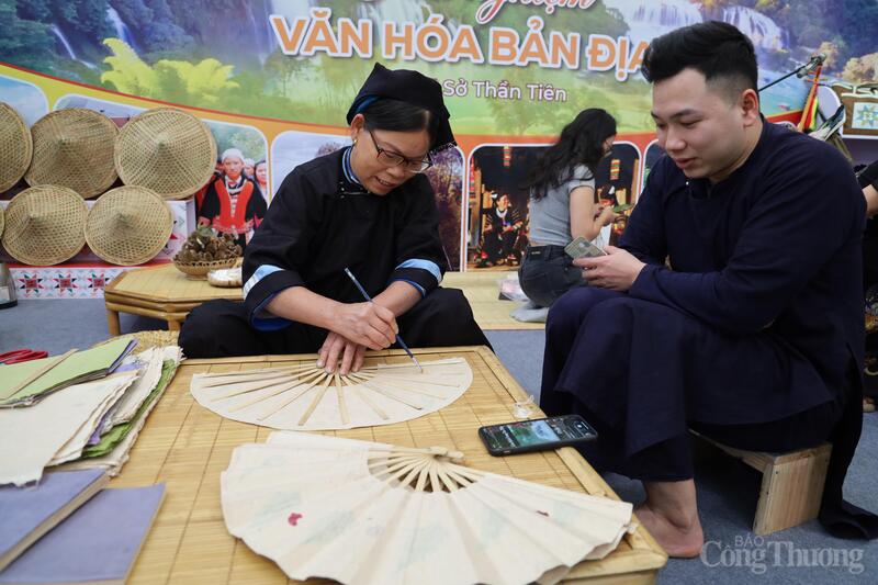 Sản phẩm thủ công của đồng bào tại Hội chợ. Ảnh: Hoa Quỳnh