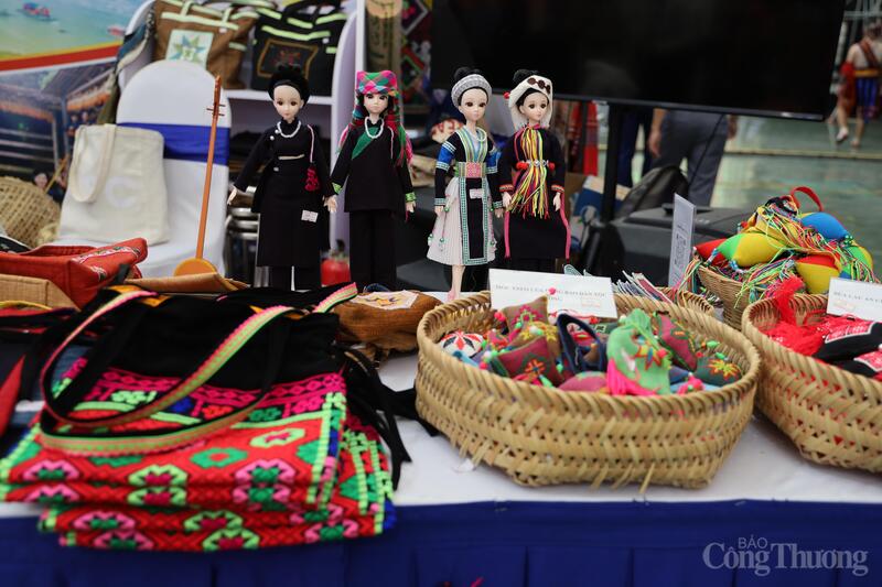 Sản phẩm thủ công truyền thống của đồng bào dân tộc thiểu số trưng bày nổi bật tại Hội chợ. Ảnh: Hoa Quỳnh