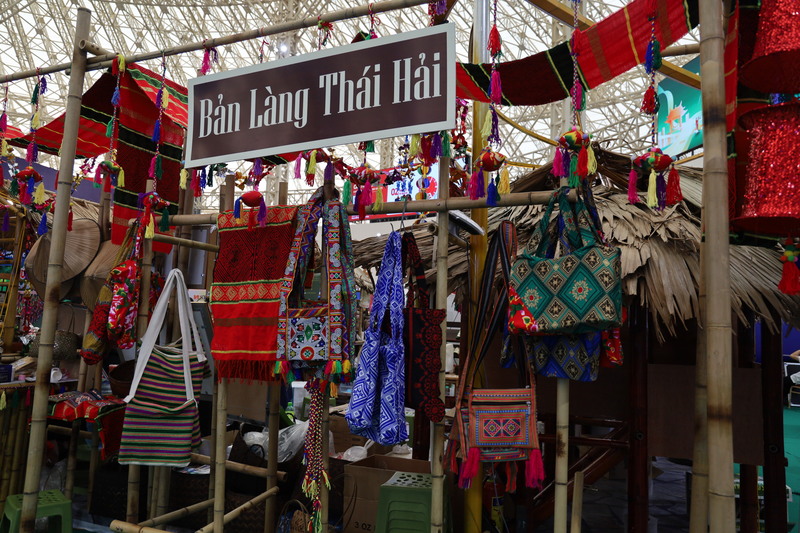 Sắc màu thổ cẩm tại gian hàng bản làng Thái Hải. Ảnh: Hoa Quỳnh