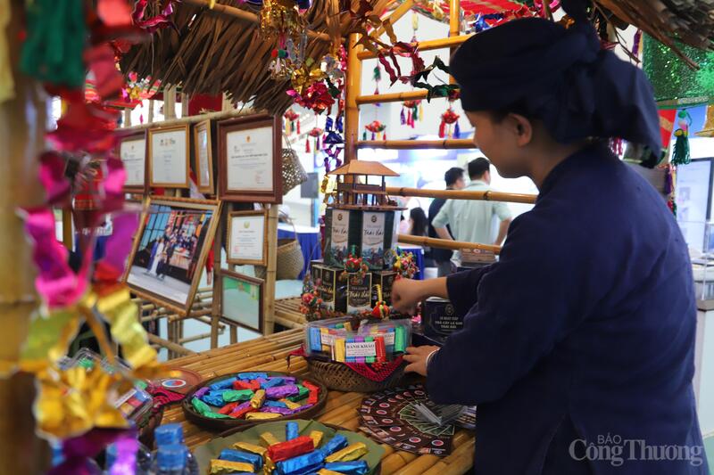 Gian hàng bản làng Thái Hải giới thiệu đậm nét văn hoá dân tộc Tày. Ảnh: Hoa Quỳnh
