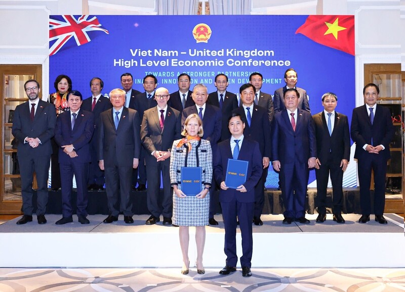 Tổng Bí thư Tô Lâm, Đặc phái viên Thương mại của Chính phủ Anh Matt Western chứng kiến ông Ngô Chí Dũng, Chủ tịch HĐQT kiêm Tổng Giám đốc Công ty Vắc xin Việt Nam VNVC và bà Kaja Natland, Phó Chủ tịch cấp cao GSK vùng châu Á - Thái Bình Dương, khu vực quốc tế trao văn kiện hợp tác. Ảnh: TTXVN