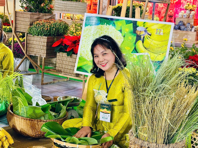 Chị Nguyễn Thị Thu Huyền, chủ thương hiệu Cốm Mộc Huyền bên gian hàng của mình. Ảnh: NVCC