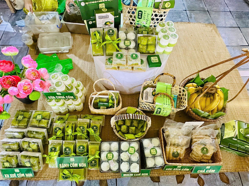 Hiện gian hàng của Mộc Huyền có khoảng 14 - 15 sản phẩm từ cốm, từ xôi cốm, bánh cốm, chả cốm, sữa chua cốm, mochi cốm...Ảnh: Nguyễn Thanh