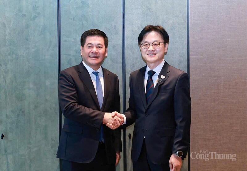 Bộ trưởng Bộ Công Thương Nguyễn Hồng Diên và Ngài Kim Jung Kwan, Bộ trưởng Bộ Thương mại, Công nghiệp và Năng lượng Hàn Quốc.
