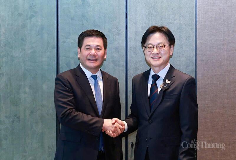 Bộ trưởng Bộ Công Thương Nguyễn Hồng Diên và Ngài Kim Jung Kwan, Bộ trưởng Bộ Thương mại, Công nghiệp và Năng lượng Hàn Quốc.