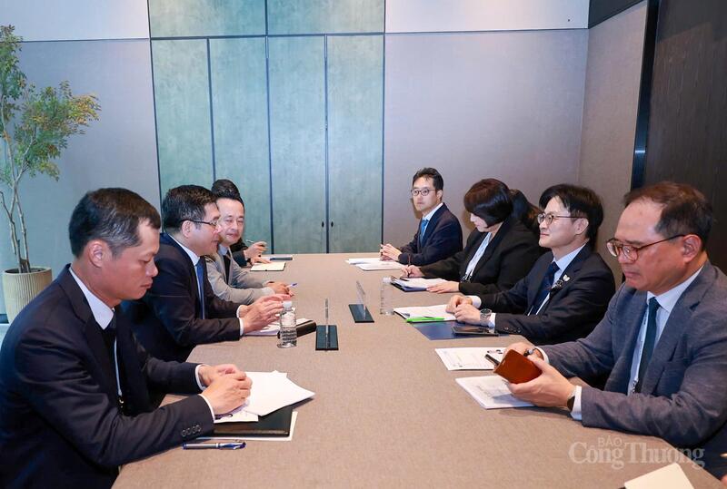 Cùng đó, hai Bộ trưởng cũng thống nhất giao các đơn vị chức năng rà soát, giúp doanh nghiệp hai bên thực thi tốt hơn VKFTA.