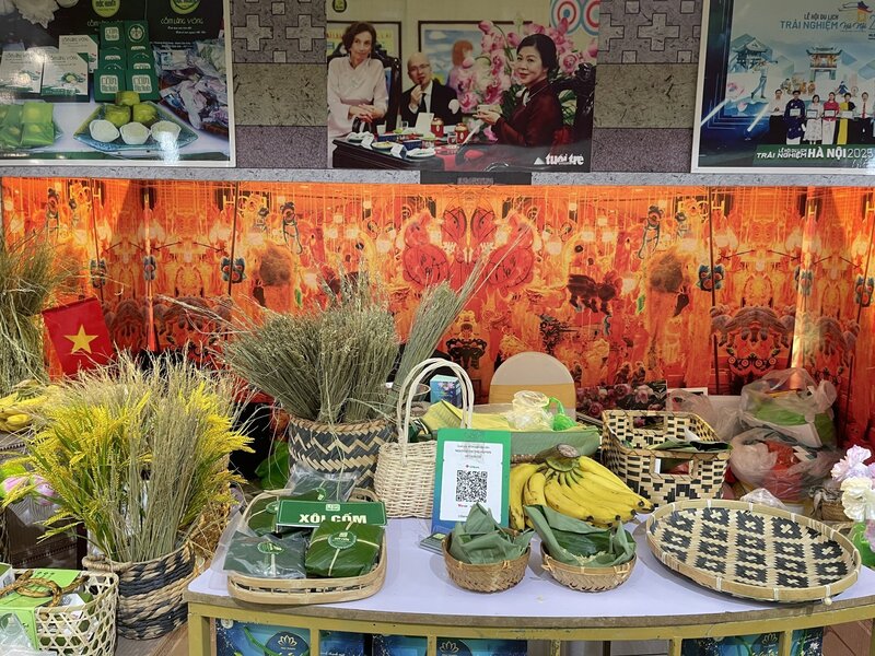 Gian hàng Cốm Mộc Huyền đã trở thành điểm dừng chân của nhiều du khách yêu thích ẩm thực. Ảnh: Nguyễn Thanh