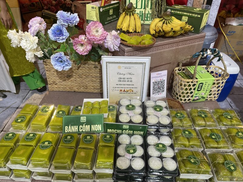 Các sản phẩm từ cốm mộc tại gian hàng. Ảnh: Nguyễn Thanh
