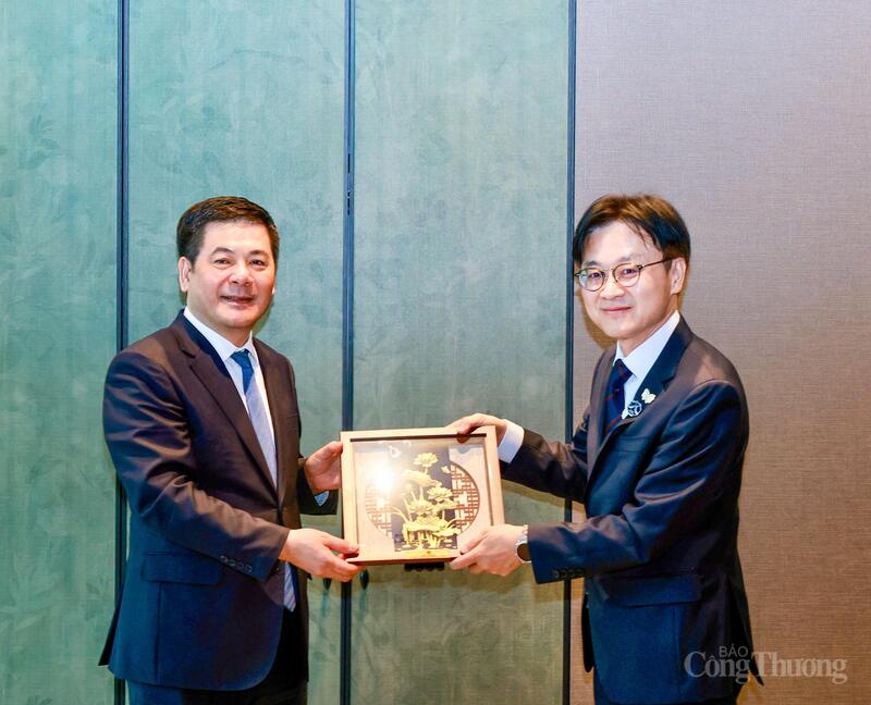 Hai Bộ trưởng chụp ảnh chung sau buổi làm việc.