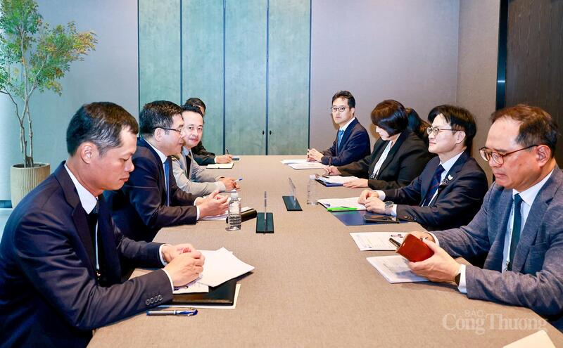 Toàn cảnh buổi làm việc song phương giữa Bộ trưởng Nguyễn Hồng Diên với Bộ trưởng Bộ Công Thương và Năng lượng Hàn Quốc, ông Kim Jung-Kwan.