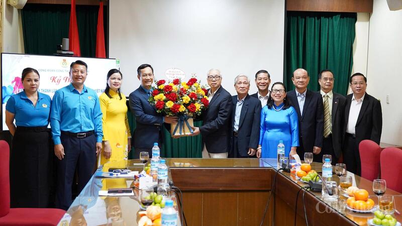 Các đồng chí nguyên lãnh đạo Công đoàn Công Thương Việt Nam tới tham dự và tặng hoa chúc mừng. Ảnh: Cấn Dũng