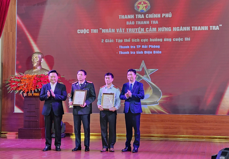 Ban tổ chức trao giải tập thể cho hai đơn vị tích cực hưởng ứng cuộc thi. Ảnh: QL